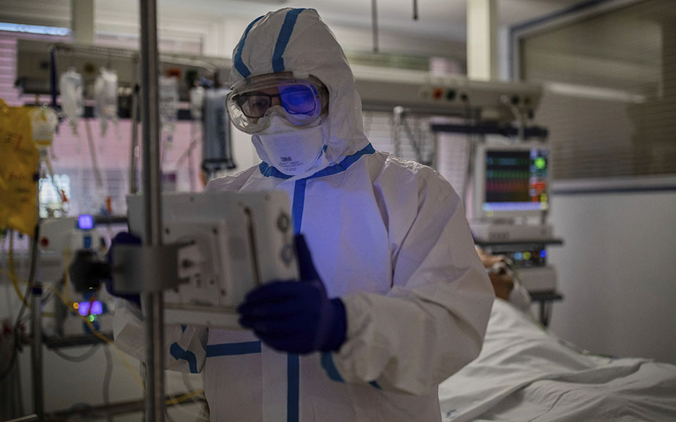 νέο-άλμα-με-2-199-κρούσματα-561180472