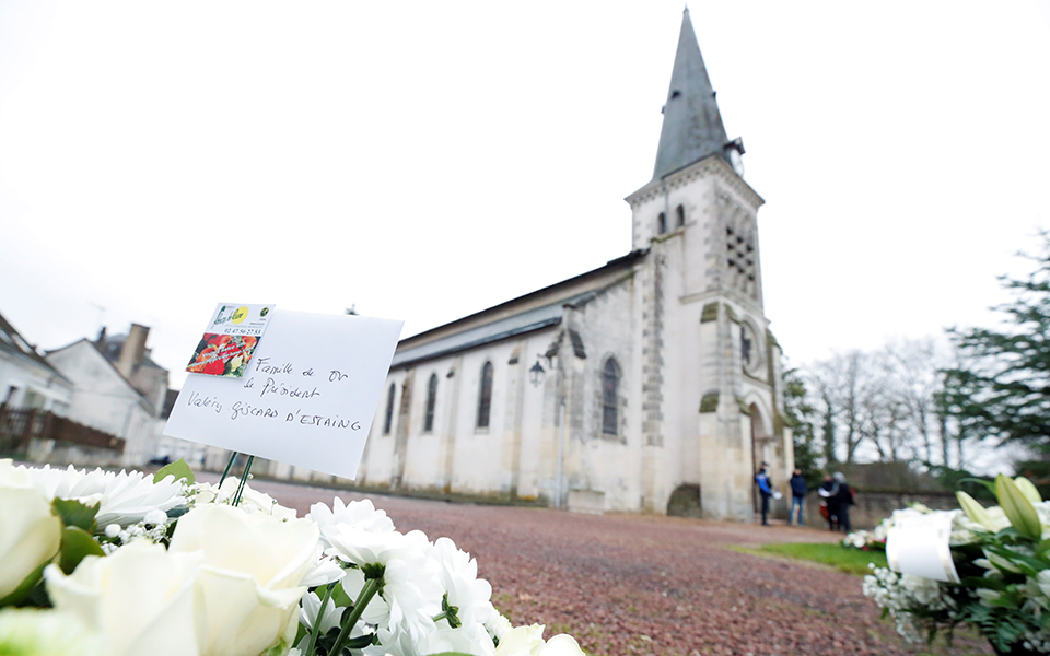 «Αντίο» στον Βαλερί Ζισκάρ ντ’ Εστέν σε στενό οικογενειακό κύκλο-3