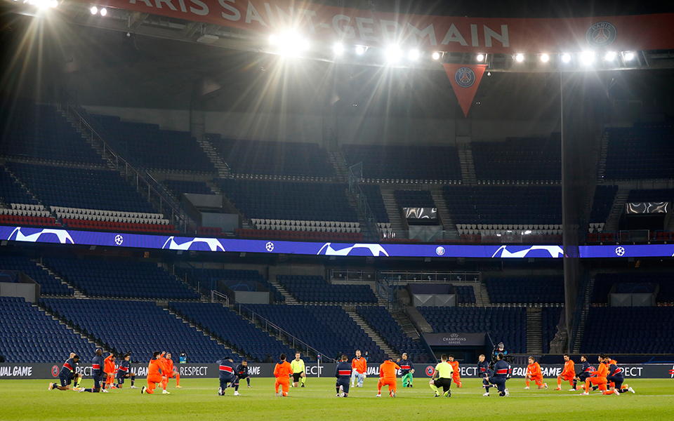 ποδοσφαιριστές-και-διαιτητές-γονάτι-561190012