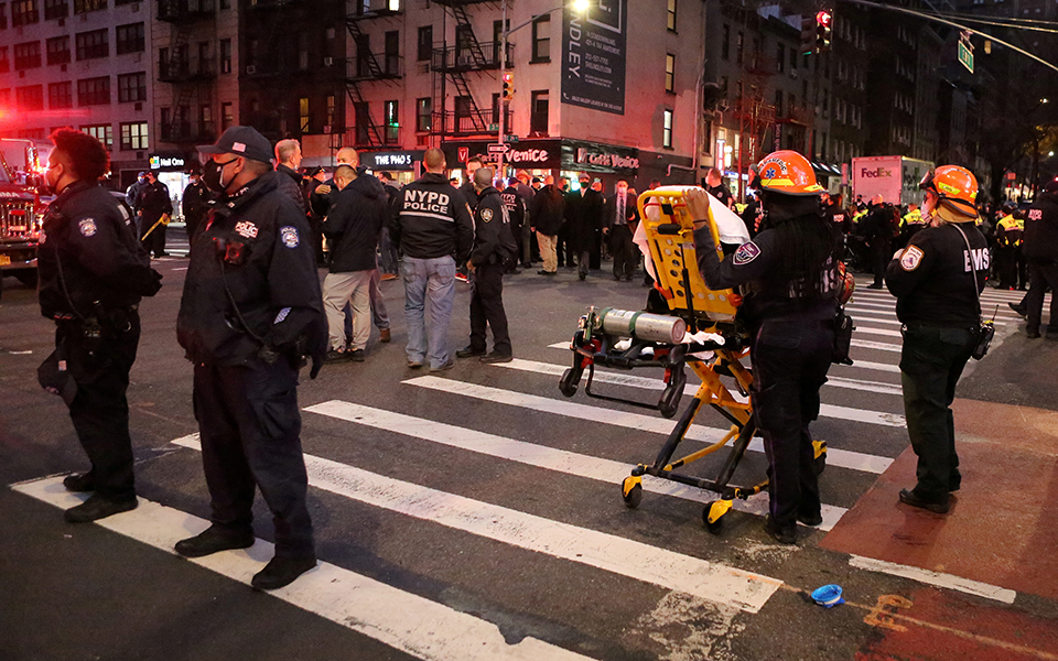 ηπα-αυτοκίνητο-έπεσε-πάνω-σε-διαδηλωτ-561192865