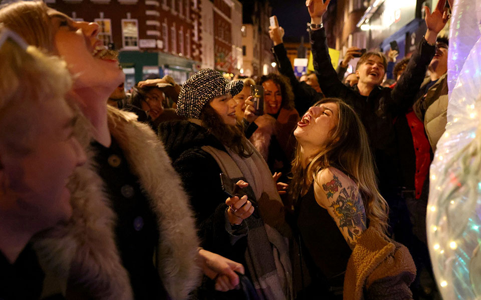 γλέντι-πριν-το-νέο-κλείδωμα-για-νεαρο-561196999