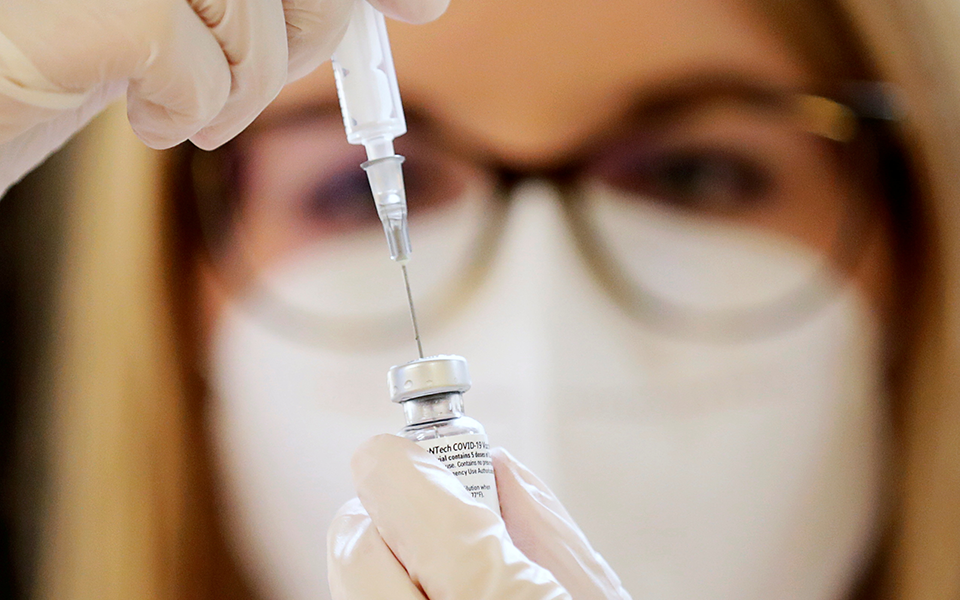 αίτηση-από-την-biontech-αναμένει-ο-εμα-για-να-ε-561211669