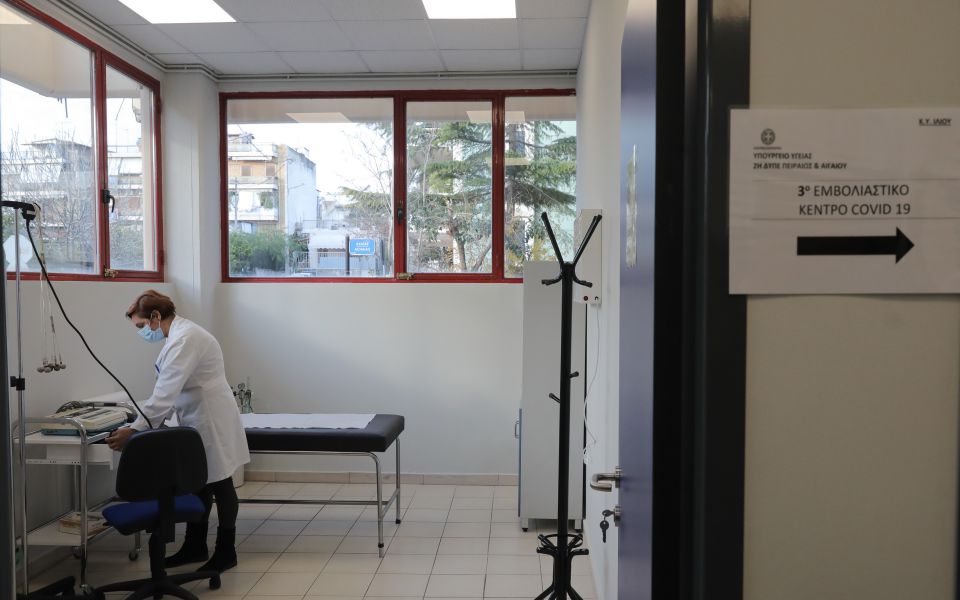 Οι πρώτες εικόνες από τα εμβολιαστικά κέντρα-4
