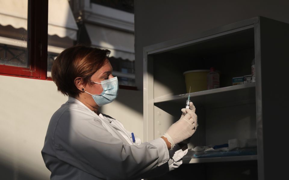 οι-πρώτες-εικόνες-από-τα-εμβολιαστικά-561205561