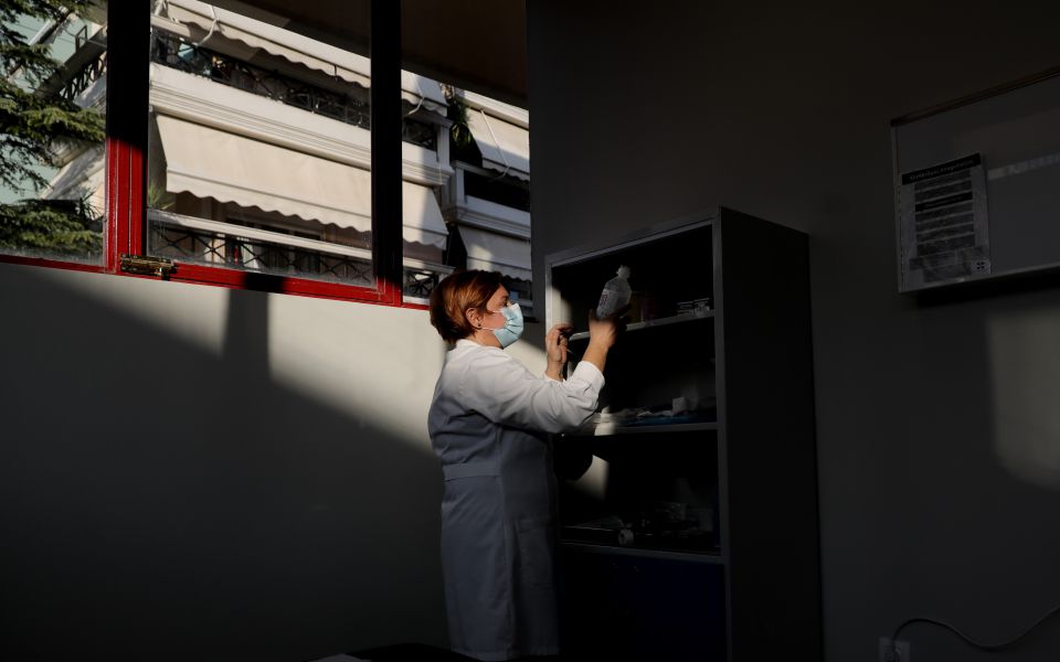 Οι πρώτες εικόνες από τα εμβολιαστικά κέντρα-5