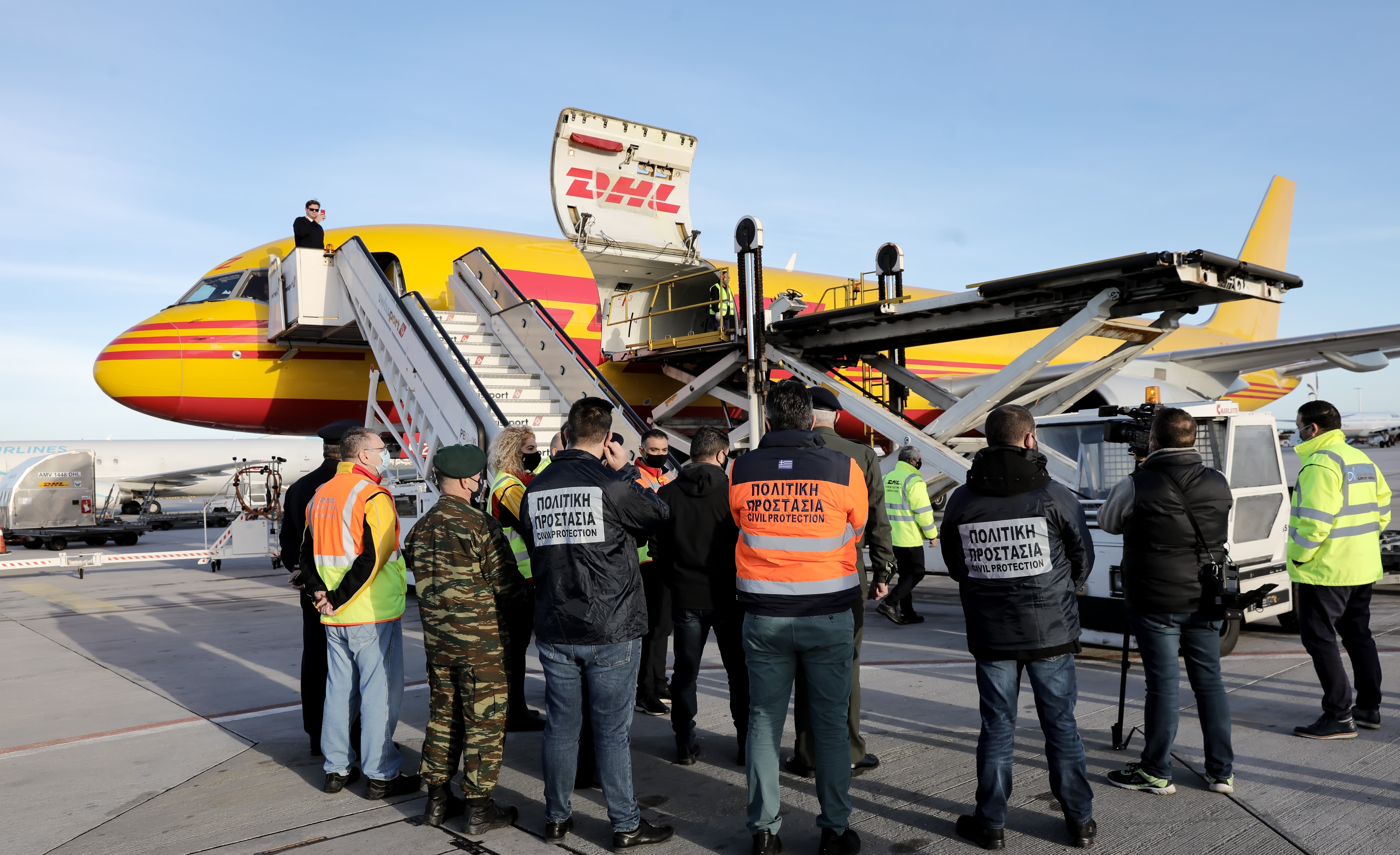 Στην Αθήνα η ειδική πτήση με 83.850 δόσεις του εμβολίου-2