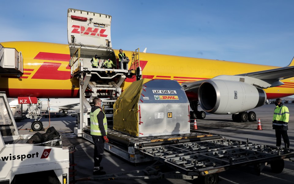 στην-αθήνα-η-ειδική-πτήση-με-83-850-δόσεις-το-561209821