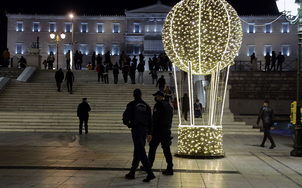 Πρωτοχρονιά με βαριά σκιά και φωτεινή ελπίδα-5