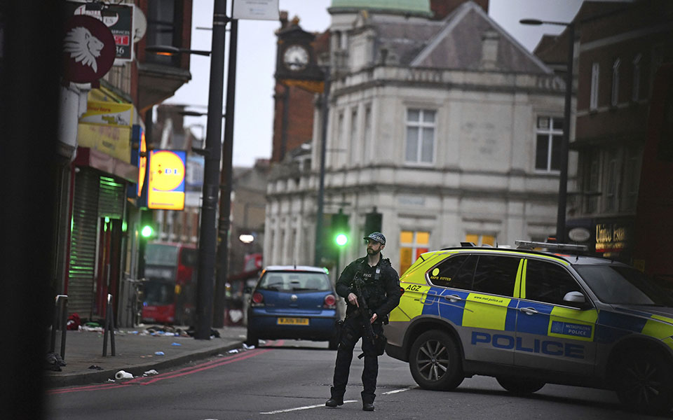 αυτοκίνητο-έπεσε-σε-πεζούς-στο-ανατολ-561191986
