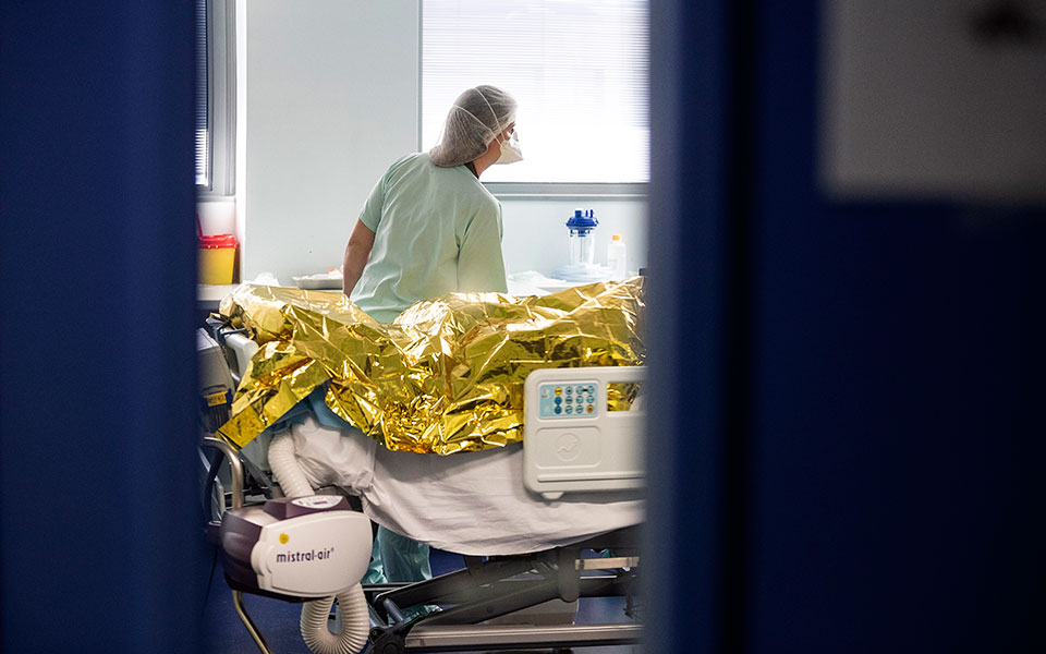 στα-932-τα-νέα-κρούσματα-438-οι-διασωληνωμέν-561212974