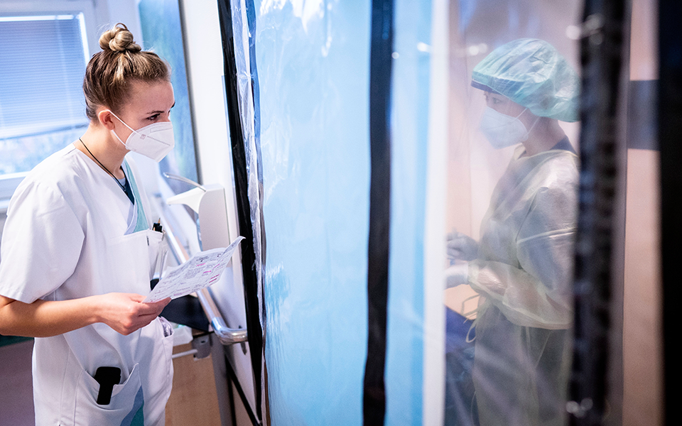 πάνω-από-4-000-θάνατοι-από-την-αρχή-της-πανδ-561200482