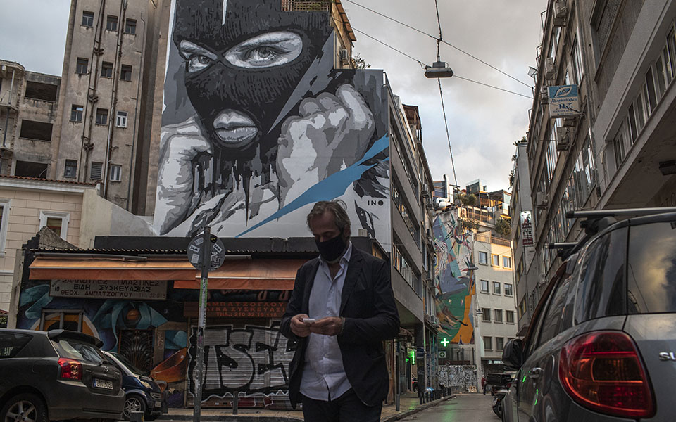 μάσκες-μέχρι-το-καλοκαίρι-βλέπουν-ο-561197341