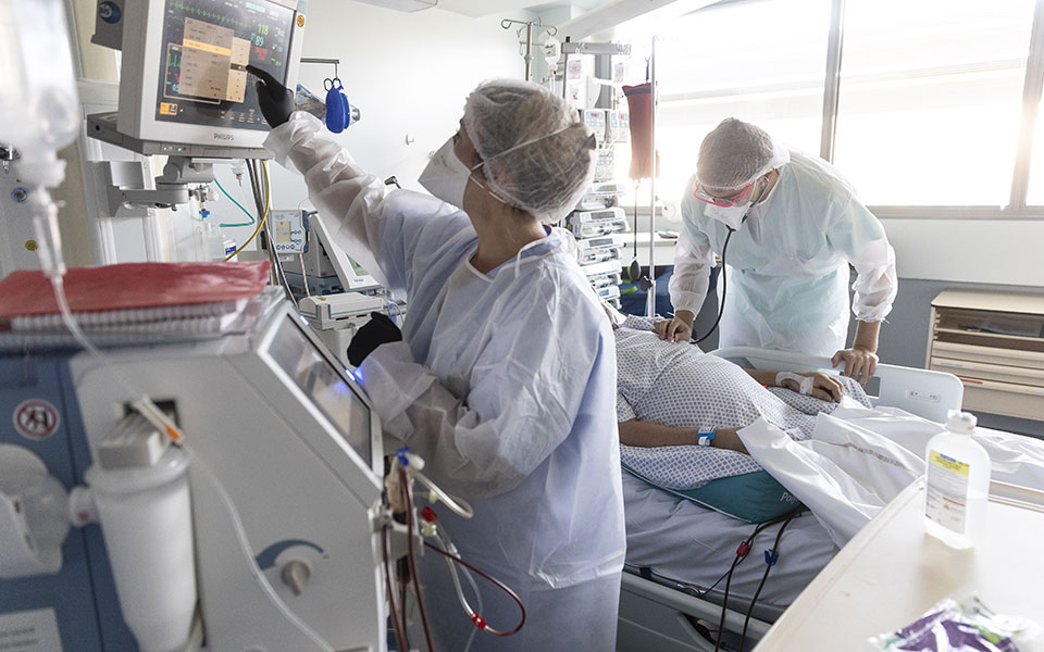 γιατί-δεν-πέφτουν-τα-κρούσματα-561184312