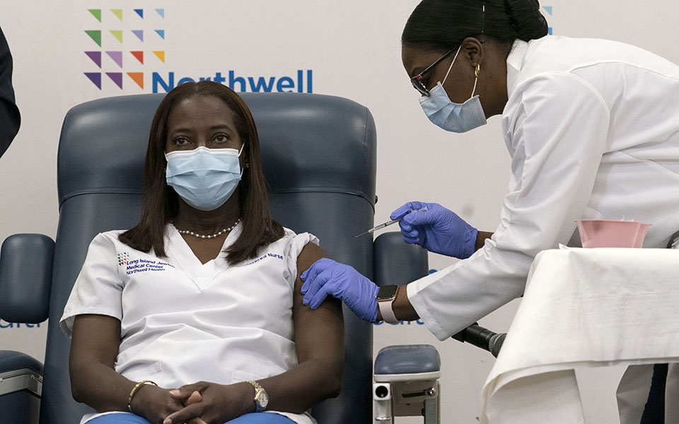 χορηγήθηκε-το-πρώτο-εμβόλιο-στις-ηπα-561195055