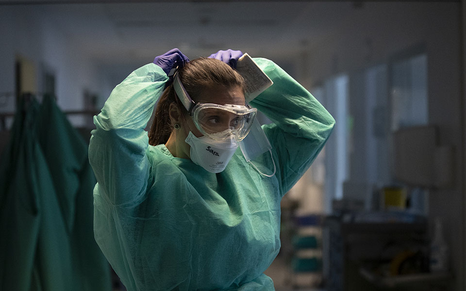 κορωνοϊός-2-186-νέα-κρούσματα-613-διασωληνω-561181762