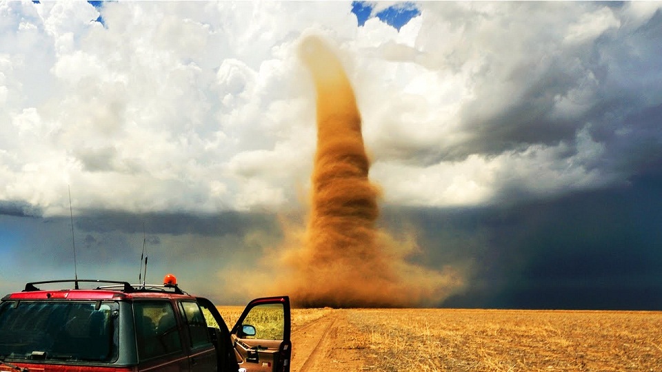 αμμοστρόβιλος-σαρώνει-την-έρημο-της-σ-561187897