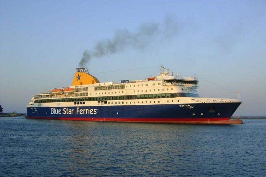πρόσκρουση-του-blue-star-patmos-στο-λιμάνι-της-κά-561205579