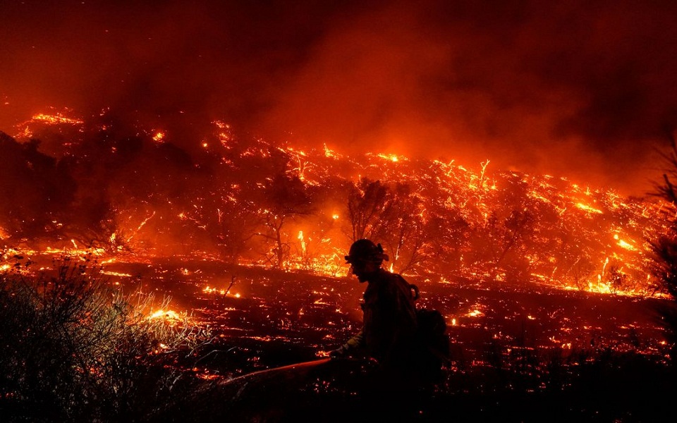 γυναίκα-οδηγεί-στη-φλεγόμενη-καλιφόρ-561183757
