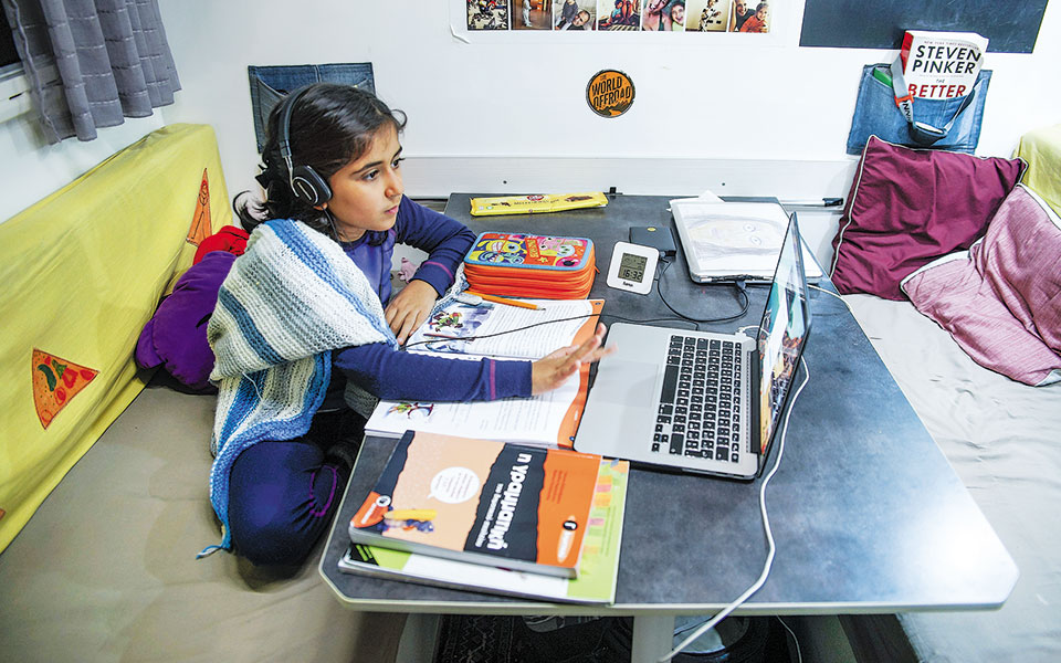 μια-μικρή-βετεράνος-της-οθόνης-561181153