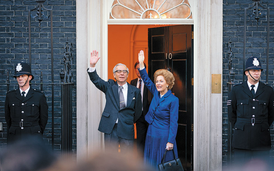 βλέπουν-the-crown-στο-μπάκιγχαμ-561182149