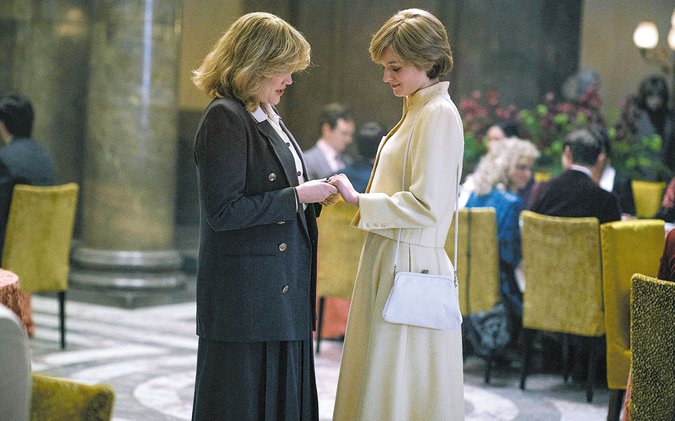 the-crown-μενάζ-α-τρουά-561185818