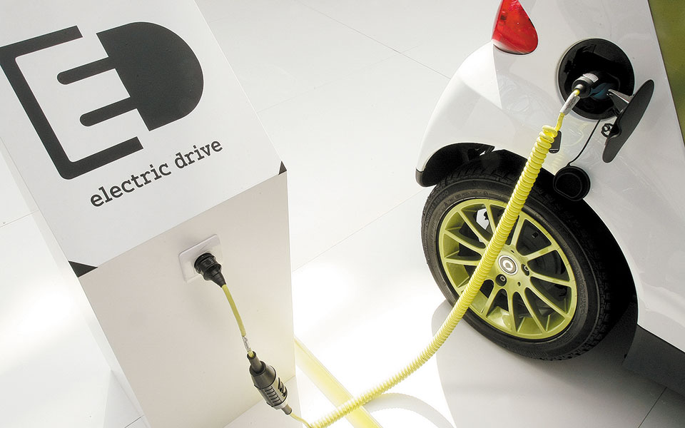 οι-βιομήχανοι-γίνονται-λιανέμποροι-561186358