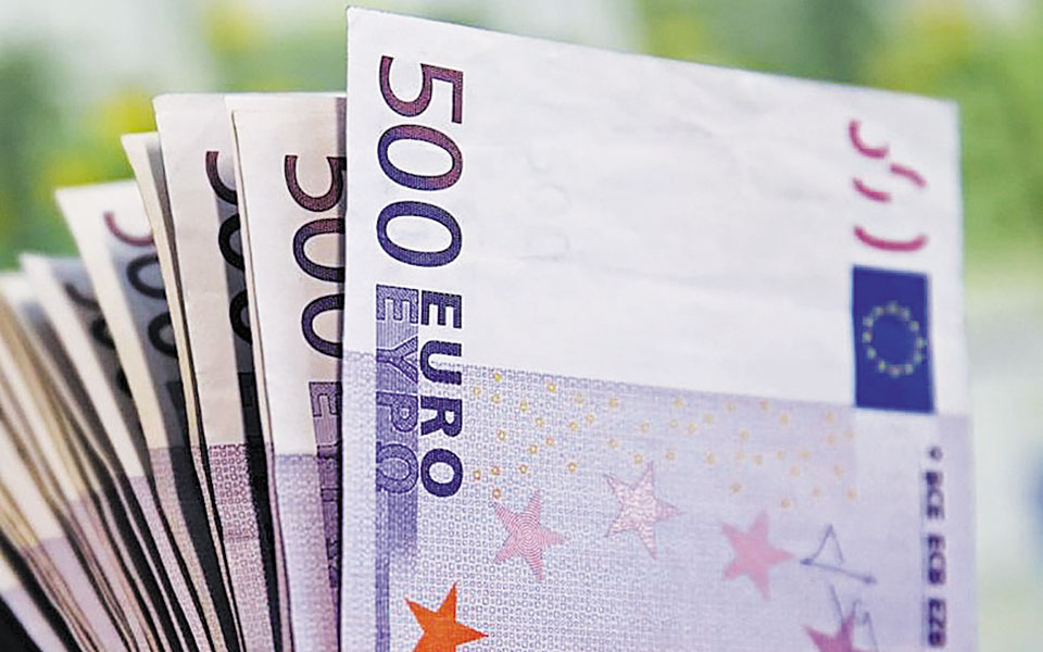 ανάρπαστα-τα-χαρτονομίσματα-των-500-ευρώ-561190381