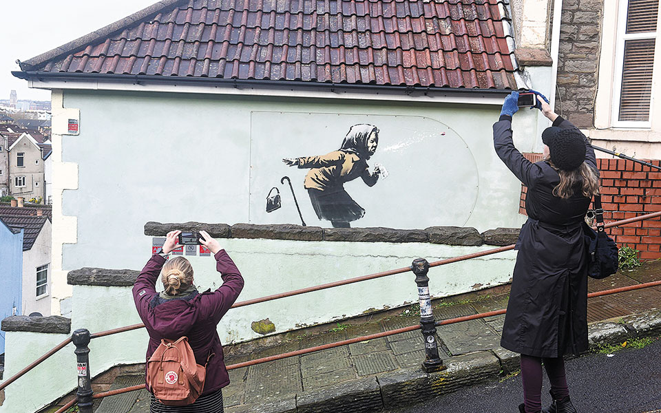 μπάνκσι-το-φτάρνισμα-των-5-εκατ-λιρών-561197293