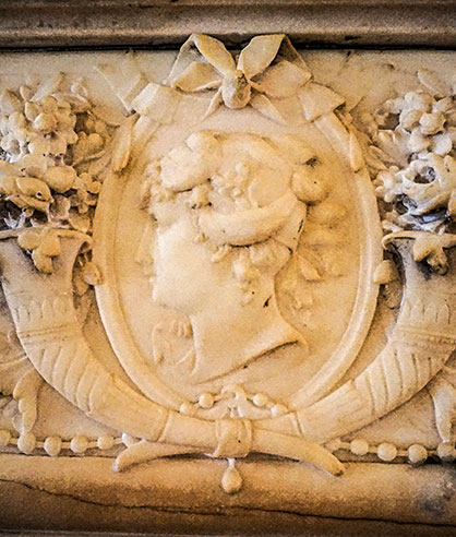 Σμιλεμένες μορφές και αφανείς σκιές στην οδό Ακαδημίας-1