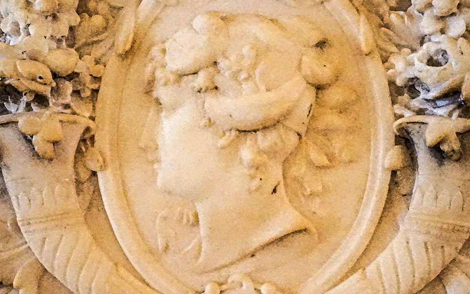 σμιλεμένες-μορφές-και-αφανείς-σκιές-σ-561201376