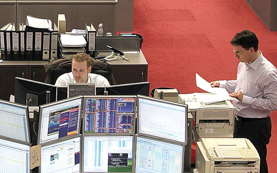 σε-υψηλό-τριετίας-το-ευρώ-έναντι-του-δο-561199378