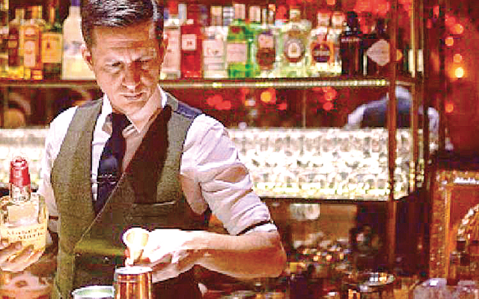 πρώτη-φορά-ρεβεγιόν-μακριά-από-τη-δουλ-561202099