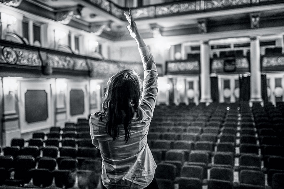 «Είναι αμήχανο να υποκλίνεσαι στη σιωπή»-1