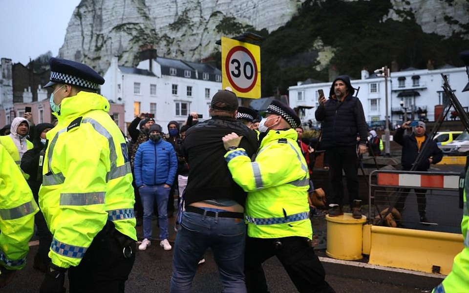 Οδηγοί φορτηγών συγκρούονται με την αστυνομία στο Ντόβερ (εικόνες)-4