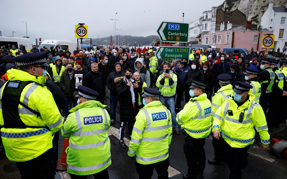 Οδηγοί φορτηγών συγκρούονται με την αστυνομία στο Ντόβερ (εικόνες)-2