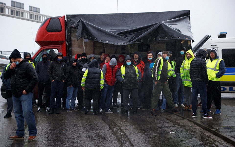 οδηγοί-φορτηγών-συγκρούονται-με-την-α-561205198