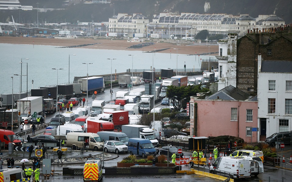 Οδηγοί φορτηγών συγκρούονται με την αστυνομία στο Ντόβερ (εικόνες)-1