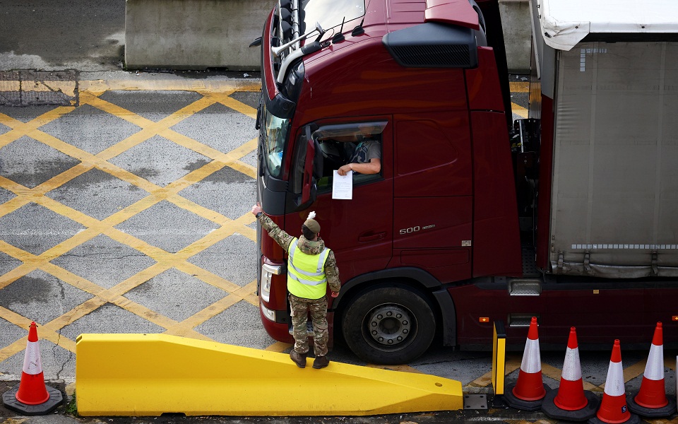 αναχώρησαν-από-το-ντόβερ-4-500-νταλίκες-πο-561208042