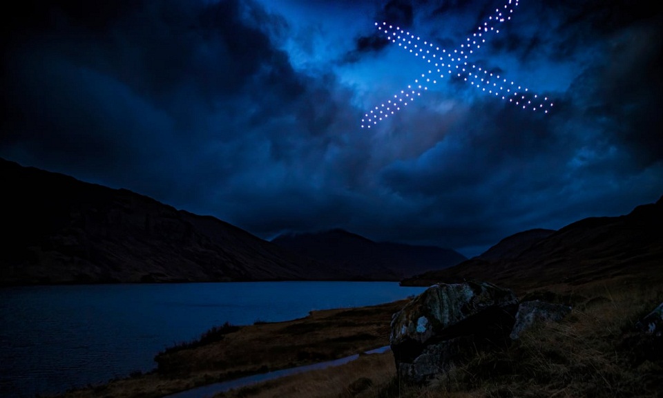 μαγικοί-σχηματισμοί-από-φωτεινά-ντρό-561211609