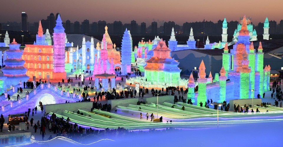 φαντασμαγορική-πόλη-από-πάγο-για-την-π-561190855