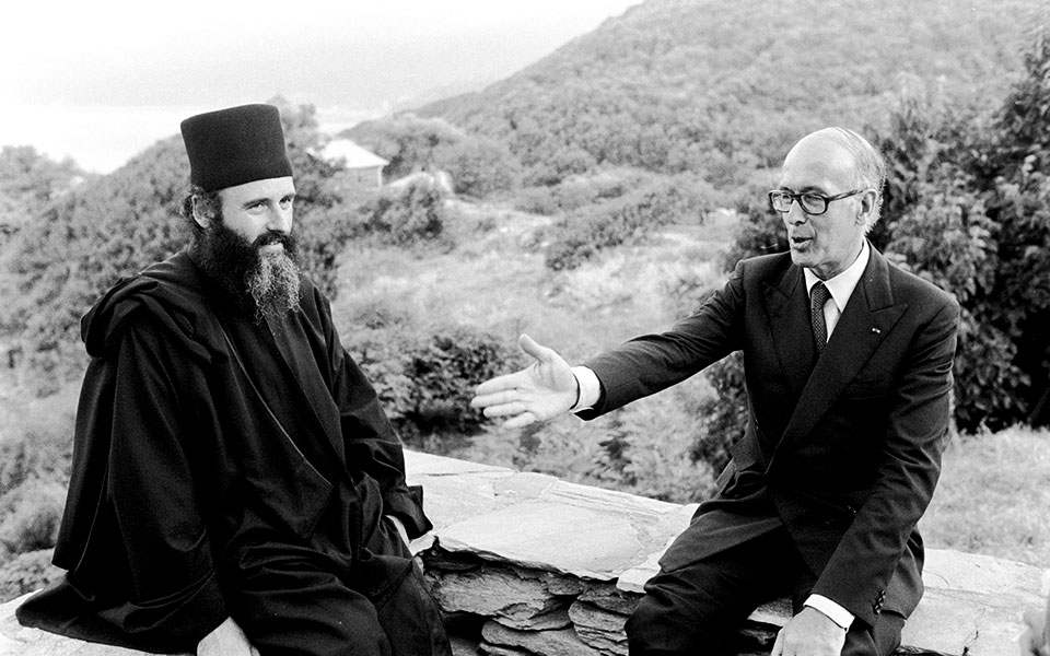 ο-πρόεδρος-και-ο-μοναχός-561194473