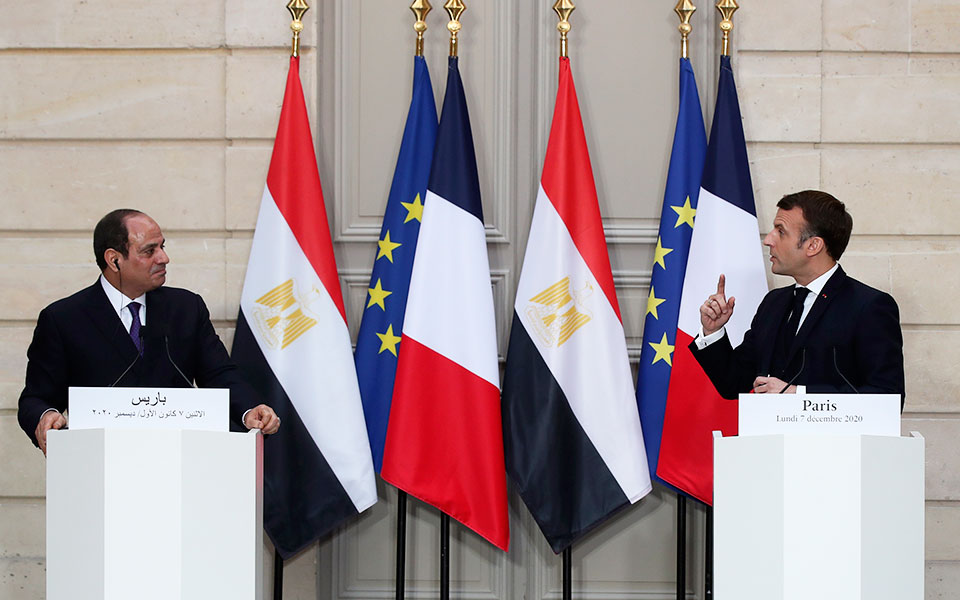 στήριξη-στον-σίσι-προσφέρει-ο-μακρόν-π-561187399