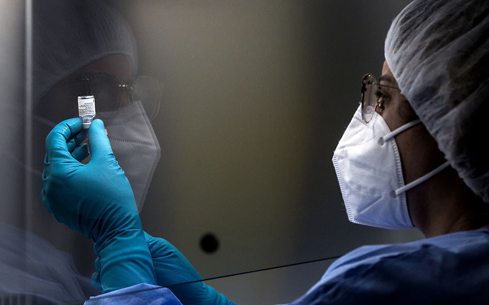 πιέσεις-προς-ε-ε-για-επιτάχυνση-εμβολι-561210580