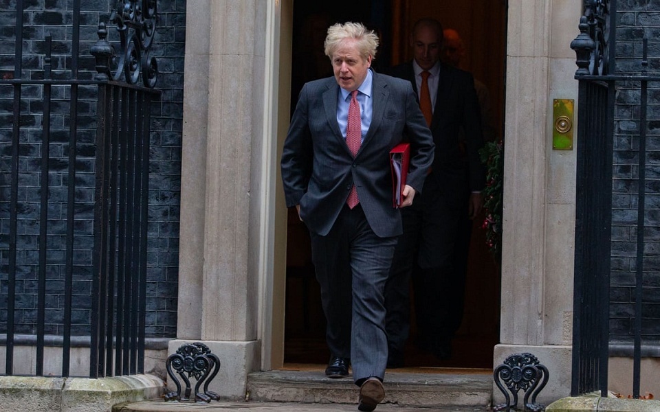 μπ-τζόνσον-πολύ-πολύ-δύσκολη-μια-συμφ-561188242