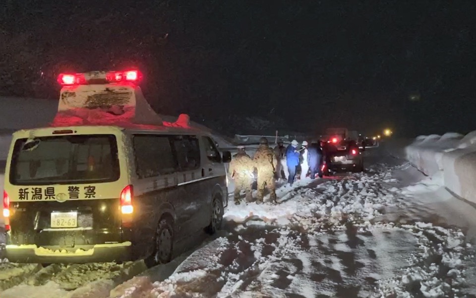 Μποτιλιάρισμα δύο ημερών σε παγωμένο δρόμο της Ιαπωνίας (εικόνες)-3