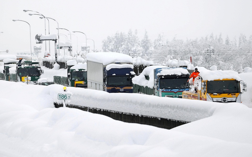 Μποτιλιάρισμα δύο ημερών σε παγωμένο δρόμο της Ιαπωνίας (εικόνες)-2