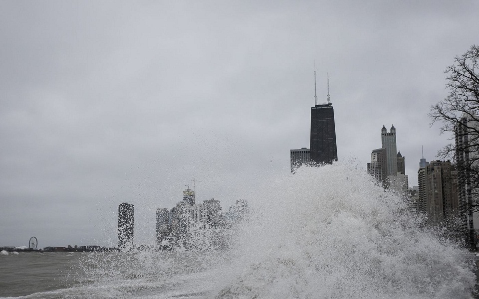 κύμα-λίμνης-σαρώνει-ποδηλάτη-στο-σικά-561180022