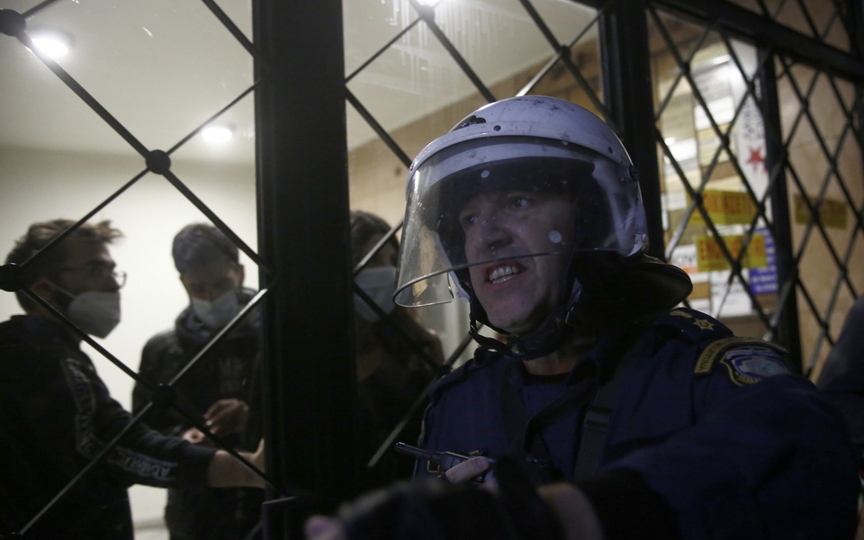 προσαγωγές-τεσσάρων-ατόμων-και-στη-θε-561186454