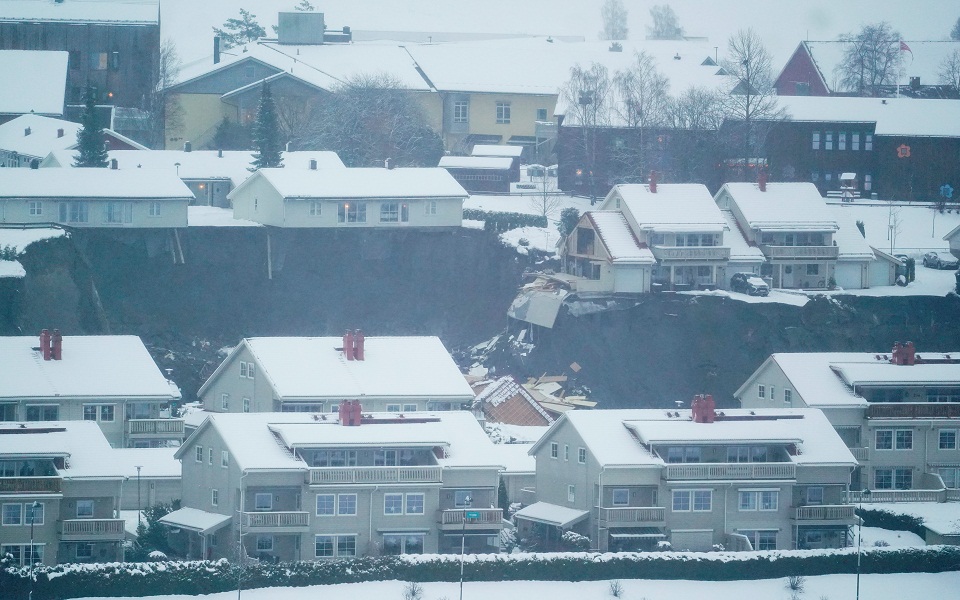 Χιονοστιβάδα τραυματίζει 10 άτομα στη Νορβηγία (εικόνες)-1