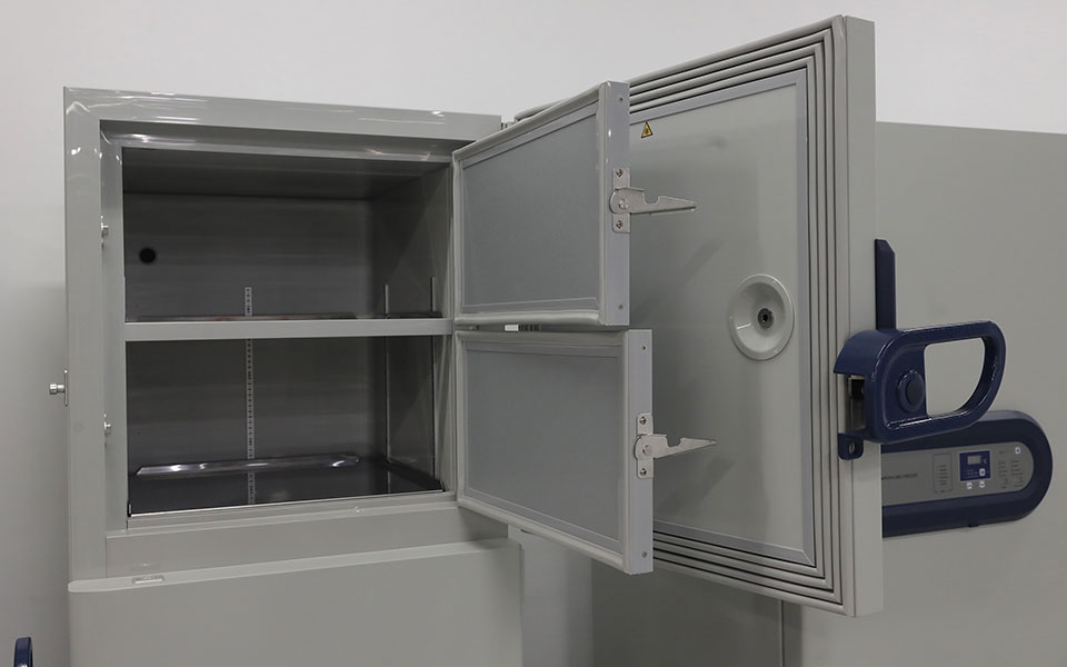 Έφτασαν στην Ελλάδα τα ψυγεία για τα εμβόλια-3